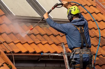 Démoussage et hydrofuge de toiture au Val-Larrey